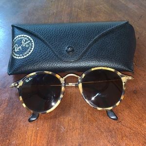 Tortoise shell round Ray Bans
